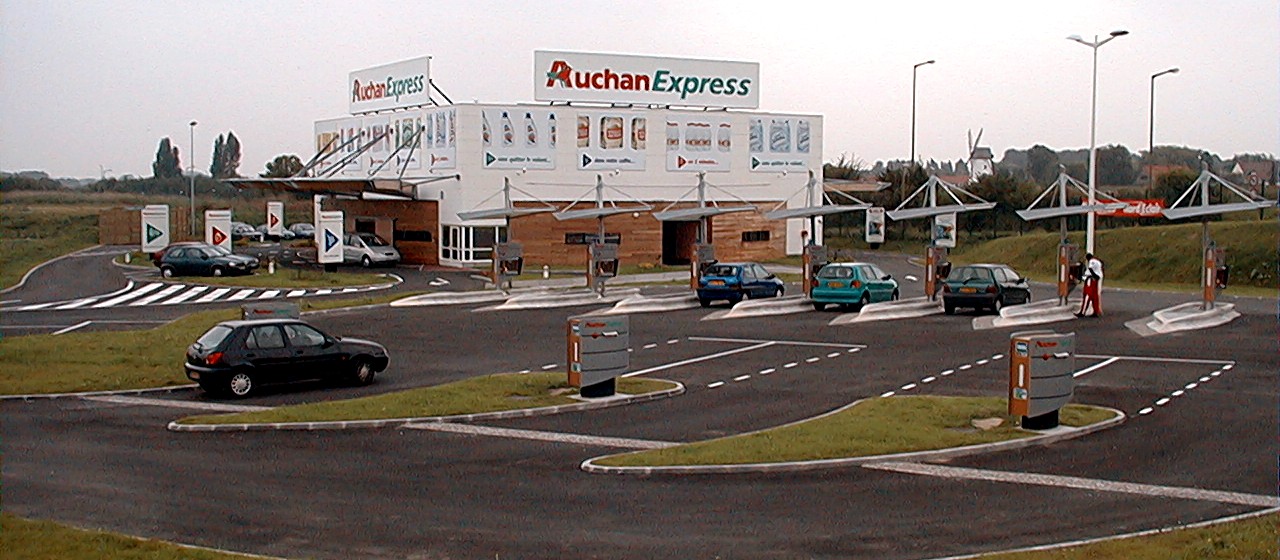Vue du premier drive, centre commercial Auchan de Leers, en 2000